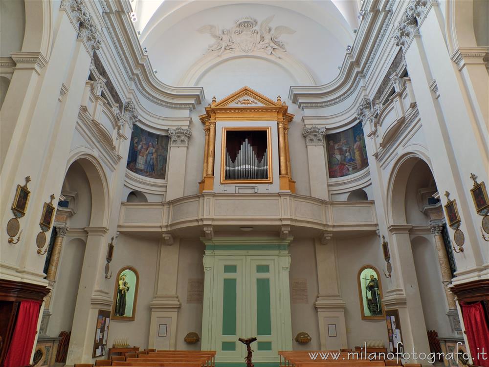 Rimini - Controfacciata e navata della Chiesa di San Bernardino